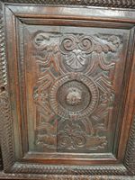 Crédence en bois sculpté, ouvrant par une porte, reposant su… (photo 3)