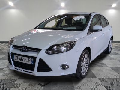 une photo d'une Ford Focus blanche dans un showroom
