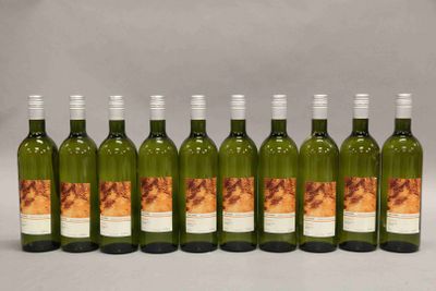 six bouteilles de vin sont alignées sur une table