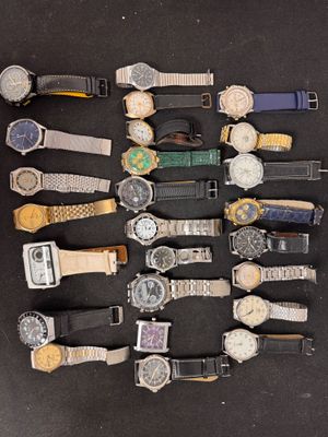 un grand nombre de montres posées sur une table