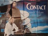 une vieille affiche de cinéma représentant un homme et une femme devant un satellite
