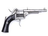 gros plan d'un revolver sur fond blanc