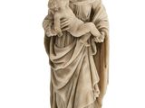 On voit la statue d'une femme tenant un enfant dans ses bras, sur fond blanc.