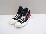 baskets Converse montantes noires avec un cœur rouge sur le côté