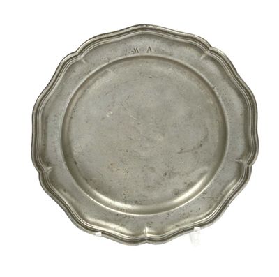 assiette en argent plaqué aux bords festonnés sur fond blanc