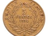 Gros plan sur une pièce d'or ornée d'une couronne.