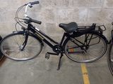 deux vélos garés l'un à côté de l'autre sur un parking