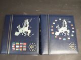 deux étuis à passeport ornés de drapeaux européens, posés sur une table