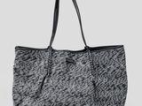 une photo en noir et blanc d'un sac à main sur fond blanc