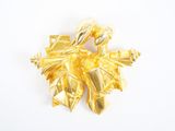 une broche plaquée or ornée d'une fleur