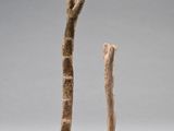 deux morceaux de bois sculptés en forme d'arbres