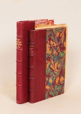 deux livres posés l'un sur l'autre sur une table