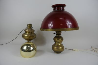 Deux pieds de lampe à pétrole en laiton.
