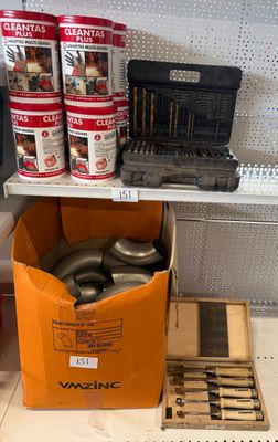 de nombreux types d'outils différents sur les rayons du magasin