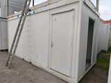 une échelle appuyée contre un bâtiment blanc