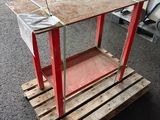 une petite table avec un plateau rouge posée sur une palette en bois