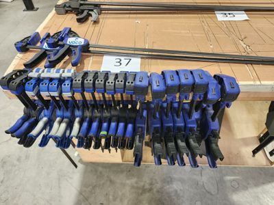 un grand nombre d'outils posés sur une table