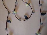 un long collier orné de feuilles sur un fond blanc
