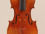 un vieux violon avec un archet sur fond blanc