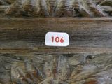 un gros plan sur une sculpture en bois sur laquelle figure un numéro