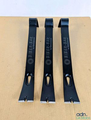 deux lames noires sont posées sur une boîte en carton