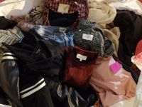 Palette de 200 pièces de vêtements d'occasion : (divers état…