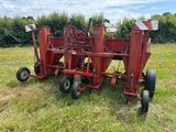 une photo d'un engin agricole rouge dans un champ