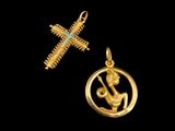 un pendentif en or orné d'une croix et un pendentif en or orné d'une croix