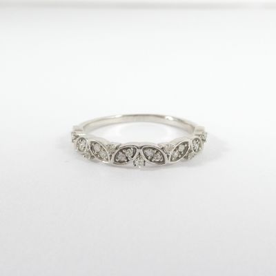 une alliance en or blanc sertie de diamants