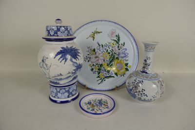 beaucoup de vases et d'assiettes bleus et blancs sur la table