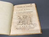 quelqu'un tient un livre ouvert sur lequel figure l'image d'un lion
