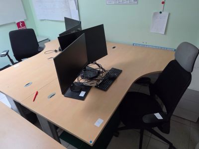 un bureau équipé de deux écrans et d'un clavier