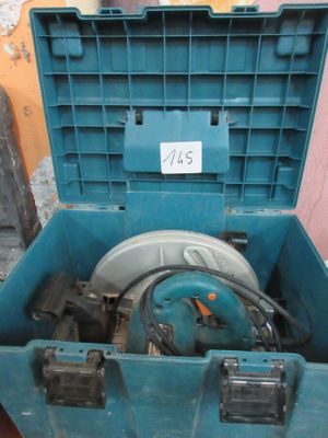 une boîte à outils bleue contenant une scie circulaire