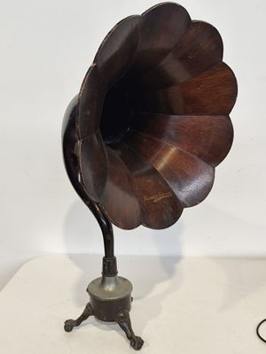 un vieux gramophone posé sur un support et muni d'un cordon