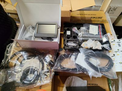 tout un tas d'appareils électroniques posés sur une table