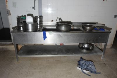 de nombreuses casseroles et poêles posées sur une table en acier inoxydable