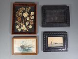 quatre tableaux encadrés accrochés au mur au-dessus d'un lit