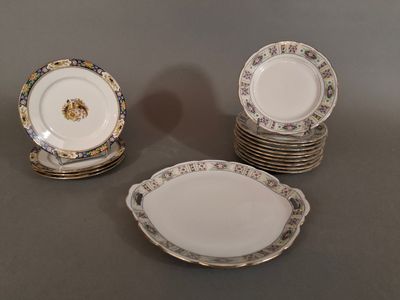 LIMOGES, Lot de dix assiettes à dessert et un plateau en por…