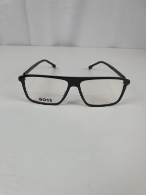 une paire de lunettes posée sur une surface blanche, sur fond blanc