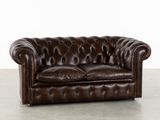 une photo d'un canapé Chesterfield en cuir marron dans une pièce