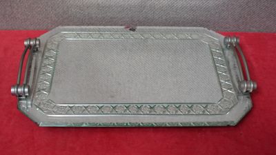 plateau de service plaqué argent avec poignées, posé sur un tissu rouge