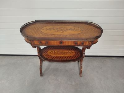 une petite table sur laquelle est posé un plateau