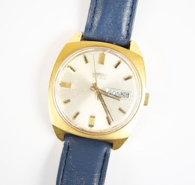 une image d'un gros plan d'une montre-bracelet sur une surface blanche