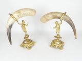paire de figurines anciennes en laiton, munies de cornes, posées sur des socles