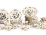 de nombreux types de plats et de bols en porcelaine sur la table