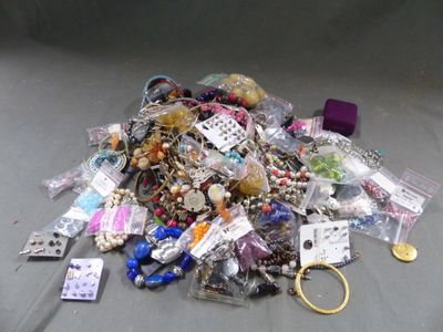 une pile de bijoux assortis sur une table