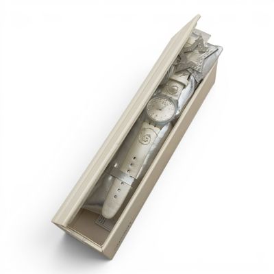 une boîte contenant une brosse à dents et une brosse à dents à l'intérieur