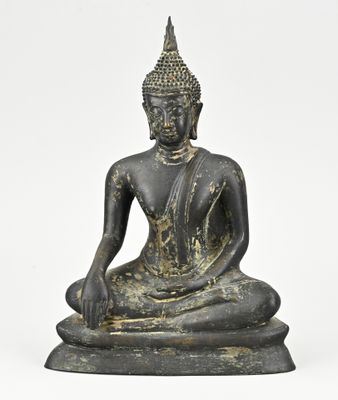 une image représentant une statue de Bouddha assis en position de méditation