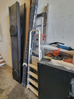 une pièce où se trouvent de nombreux outils de toutes sortes