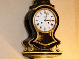 une horloge accrochée au mur dans un coin de la pièce
